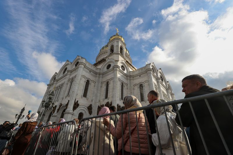 Верующие у храма Христа Спасителя