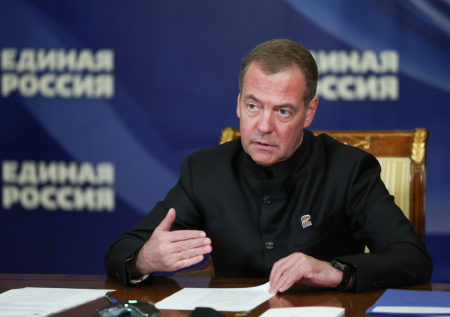 «Сопряжена с риском для жизни»: Медведев о выборах в Донбассе и Новороссии