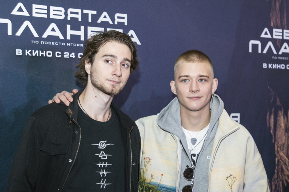 Актеры Федор Баршак (слева) и Олег Савостюк на премьере фильма «Девятая планета»