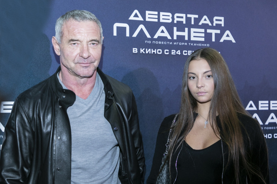 Актер Максим Дрозд с дочерью на премьере фильма «Девятая планета»