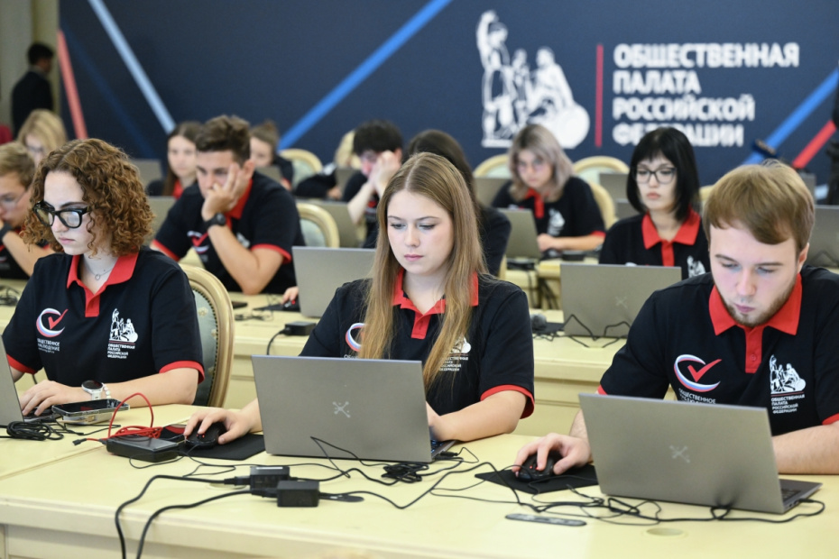 Ситуационный центр по общественному наблюдению за выборами депутатов Государственной думы РФ девятого созыва в Общественной палате РФ в Москве