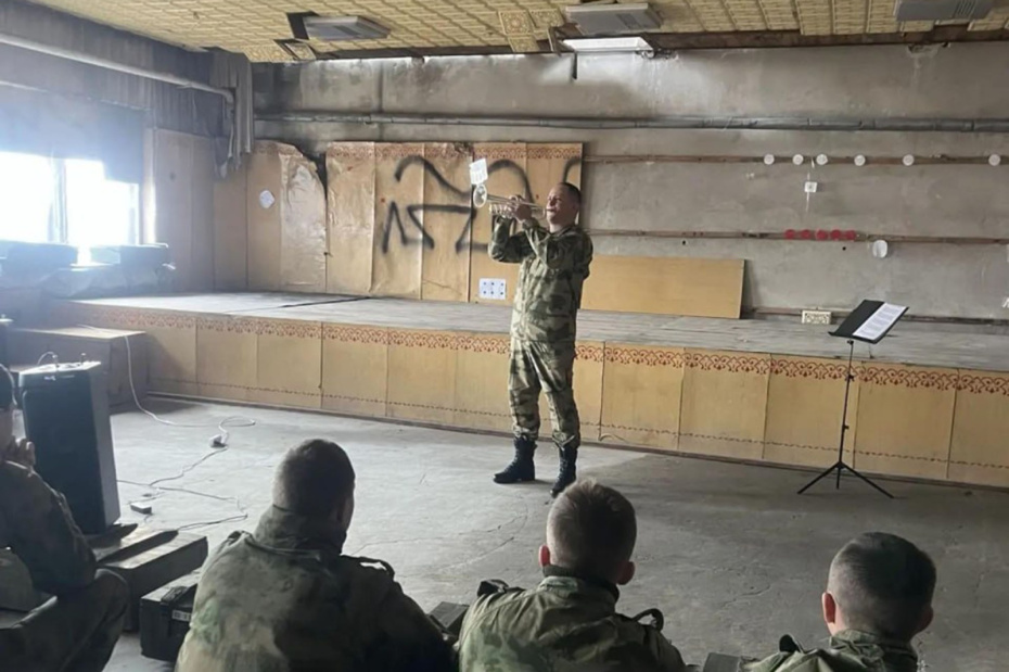 Солист оркестра сержант Сергей