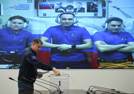 Экипаж МКС проголосовал на выборах депутатов Госдумы с орбиты