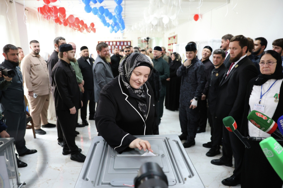 Супруга главы Чечни Рамзана Кадырова Медни Кадырова голосует на выборах депутатов Государственной думы РФ девятого созыва в родовом селе Ахмат-Юрт в Чеченской Республике
