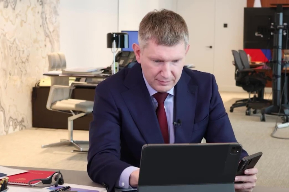 Министр экономического развития РФ Максим Решетников дистанционно голосует на выборах депутатов Государственной думы РФ девятого созыва