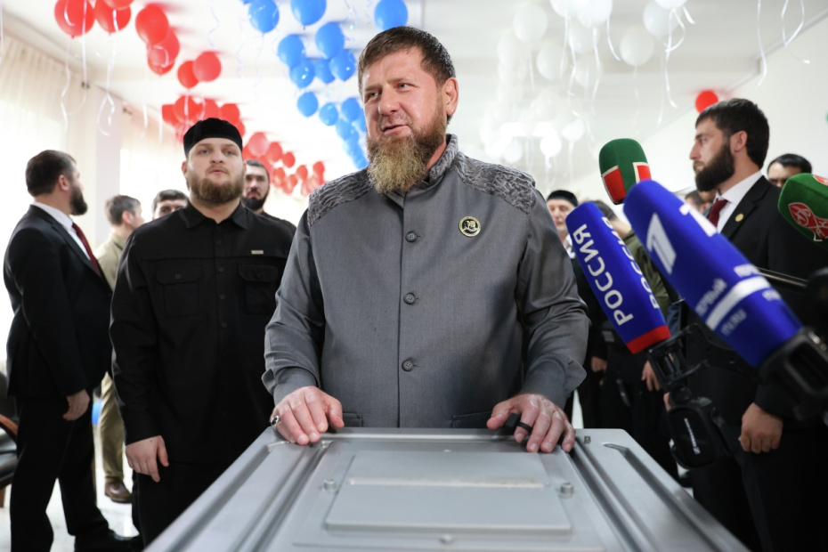 Глава Чечни Рамзан Кадыров голосует на выборах депутатов Государственной думы РФ девятого созыва в родовом селе Ахмат-Юрт в Чеченской Республике