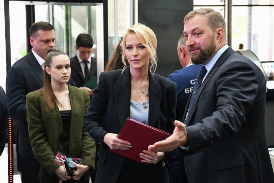 Яна Лантратова и уполномоченный по правам человека в городе Москве Андрей Мецлер в общественном штабе по наблюдению за выборами в Москве