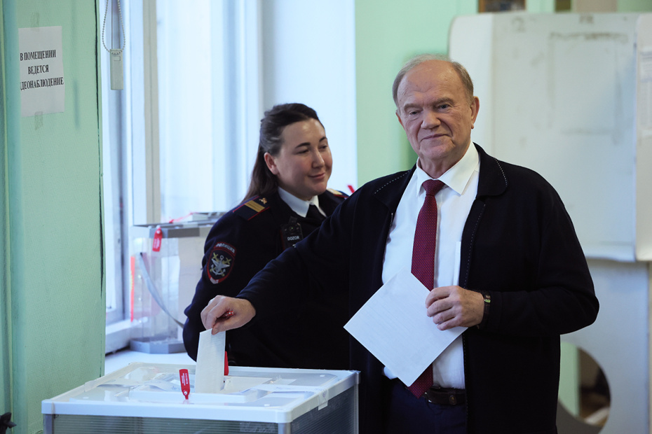 Геннадий Зюганов голосует на выборах депутатов Государственной Думы IX созыва на избирательном участке №143 в школе №1574 в Москве