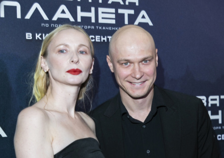 Юра Борисов в образе «тотал блэк» появился на премьере «Девятой планеты»