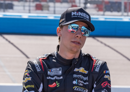Столкновение на трассе закончилось дракой пилотов NASCAR