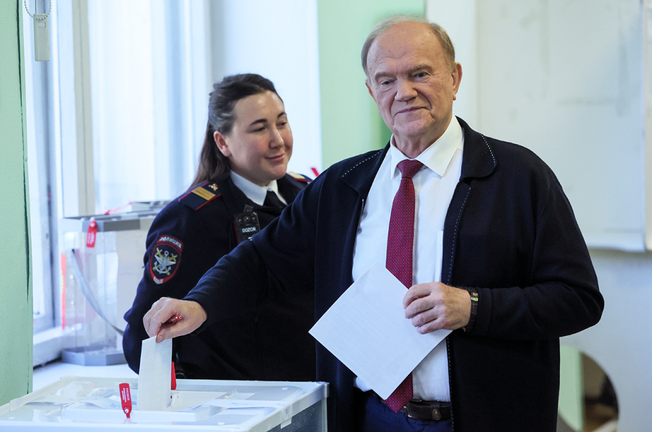Глава КПРФ Геннадий Зюганов голосует на выборах депутатов Государственной Думы РФ в единый день голосования