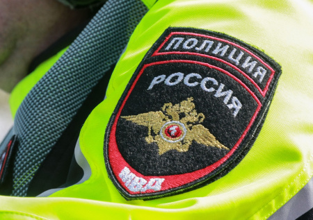 На берегу реки обнаружили окоченевший труп с подозрительным пакетом