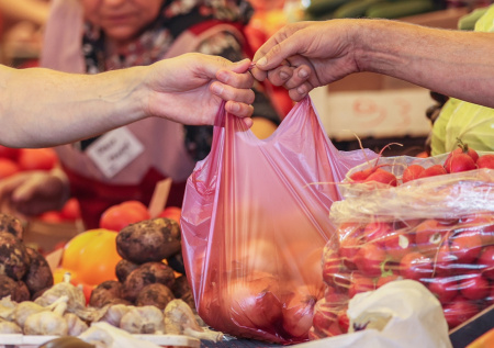 Россиянам напомнили о запрете на продажу продуктов с сельхозярмарок