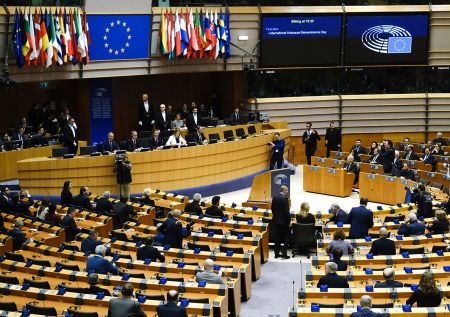 Польский депутат разорвал портреты Бандеры и Шухевича в Европарламенте
