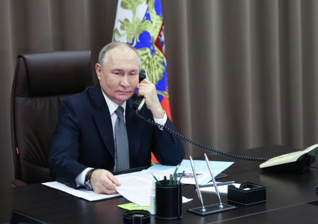 Песков сообщил, что Путин проводит международный телефонный разговор