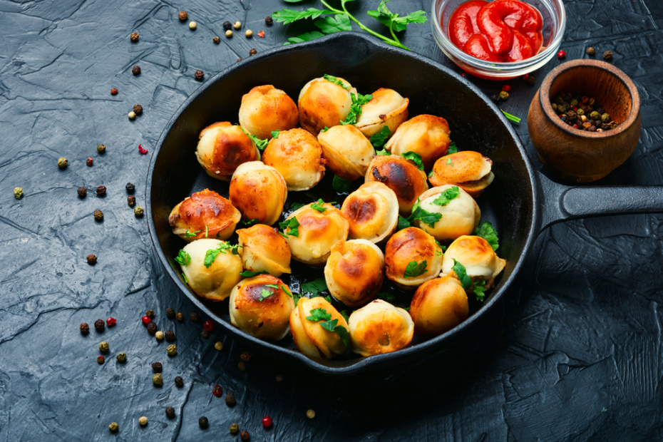 Жареные пельмени с чесноком и сливочным маслом