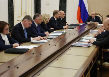 Путин попросил доложить ему о старте цифрового рубля