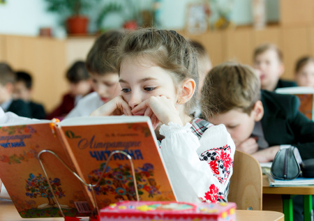 На Украине школьников учат маршировать под песни националистов