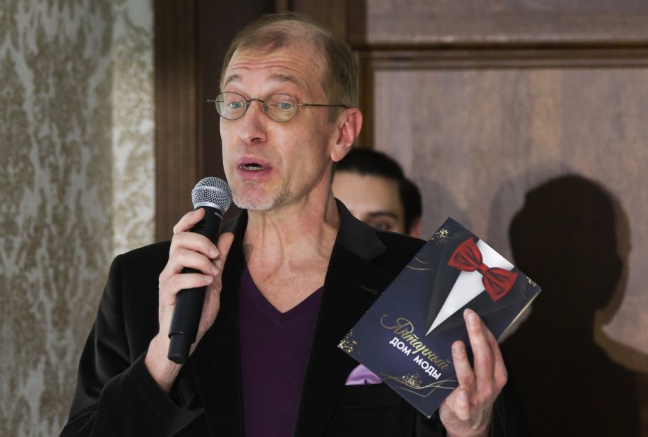 Сергей Соседов после показа коллекции одежды молодых российских дизайнеров в 2023 году