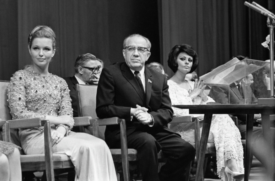 Алексей Романов, Марина Влади (слева), Софи Лорен (справа) в 1965 году