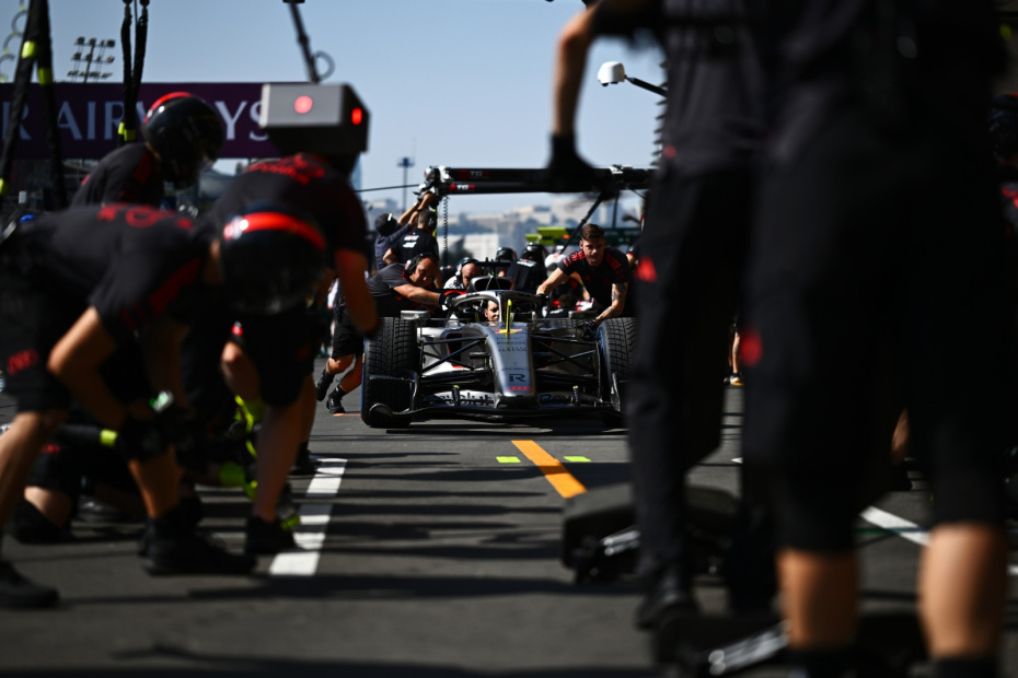 Механики команды Audi Revolut F1 Team во время пит-стопа болида Audi R26 на свободном заезде Гран-при Азербайджана «Формулы-1» на городской трассе Баку 24 сентября 2026 года