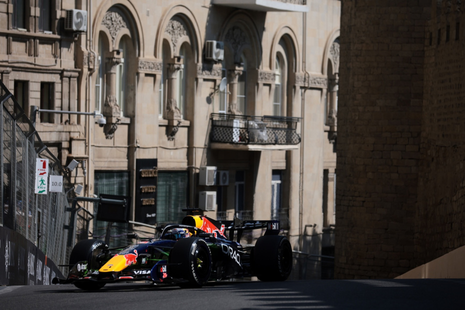 Болид команды Red Bull во время Гран-при Азербайджана «Формулы-1».