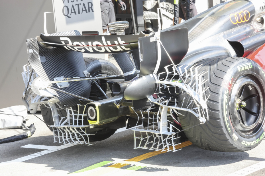 Болид Audi R26 команды Audi Revolut F1 Team с аэродинамической решеткой, используемой командами «Формулы-1» для измерения воздушных потоков, перед свободными заездами Гран-при Азербайджана «Формулы-1» на городской трассе Баку 24 сентября 2026 года