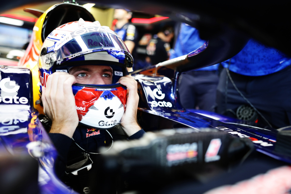 Пилот Oracle Red Bull Racing Макс Ферстаппен готовится к выезду на трассу в гараже команды во время свободных заездов перед Гран-при Азербайджана «Формулы-1» на городской трассе Баку 24 сентября 2026 года
