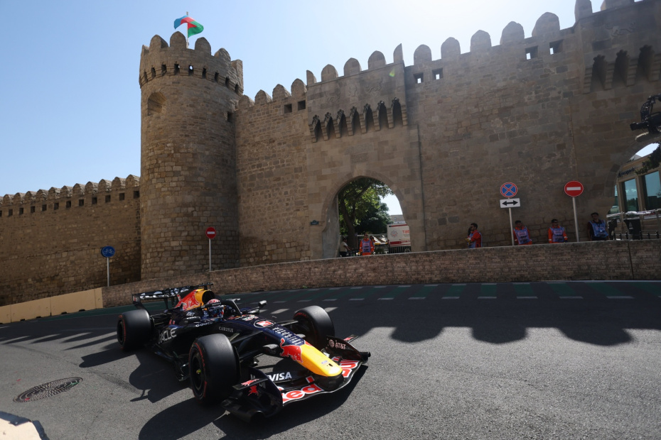 Макс Ферстаппен (Нидерланды), пилот команды Red Bull Racing Ford (болид RB22), во время свободных заездов на Гран-при Азербайджана «Формулы-1» 2026 года