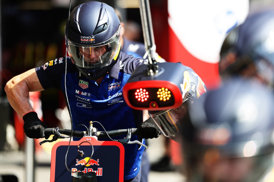Тренировка пит-стопа команды Oracle Red Bull Racing перед свободными заездами Гран-при Азербайджана «Формулы-1» на городской трассе Баку 24 сентября 2026 года