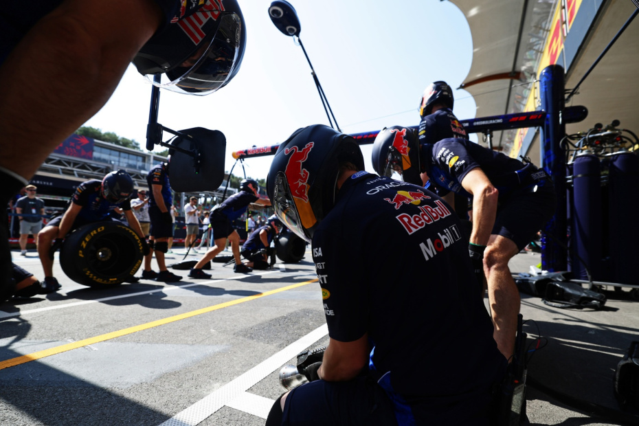 Тренировка пит-стопа команды Oracle Red Bull Racing перед сессией свободных заездов Гран-при Азербайджана «Формулы-1» на городской трассе Баку