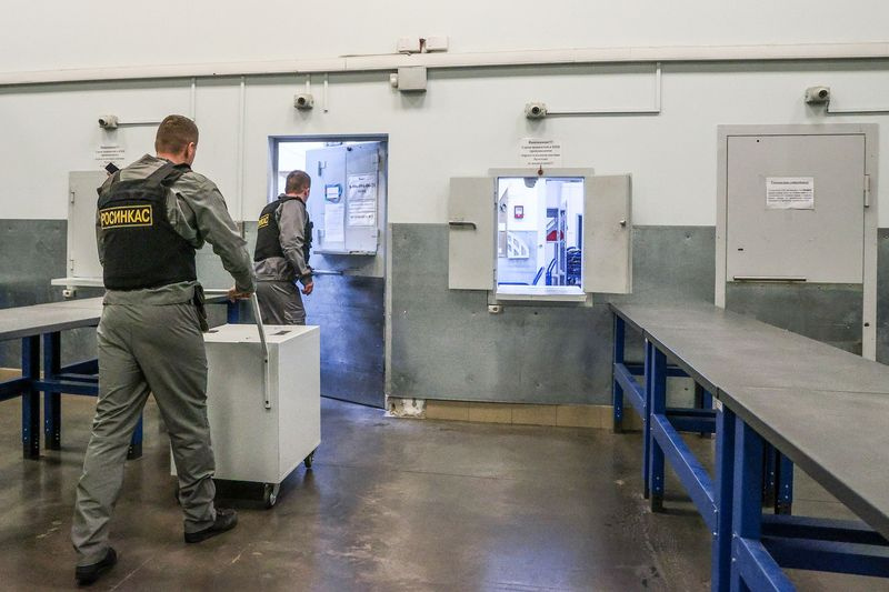 Сотрудники Российского объединение инкассации ЦБ РФ во время транспортировки ценностей
