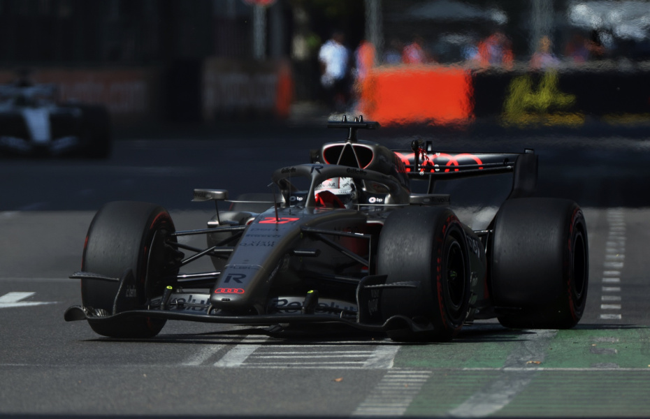 Болид команды Audi во время Гран-при Азербайджана «Формулы-1».