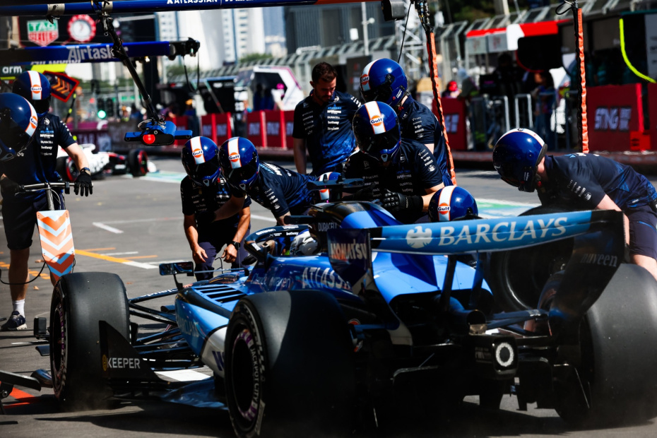 Механики команды Williams F1 (болид FW48 пилота Александра Албона, № 23) на свободном заезде Гран-при Азербайджана «Формулы-1» на городской трассе Баку 24 сентября 2026 года