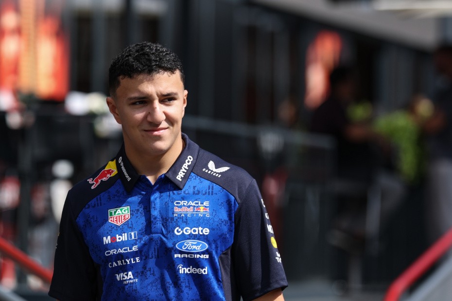 Исак Хаджар. Автогонщик, выступающий за команду «Ред Бул» (Red Bull) в чемпионате мира «Формула-1»