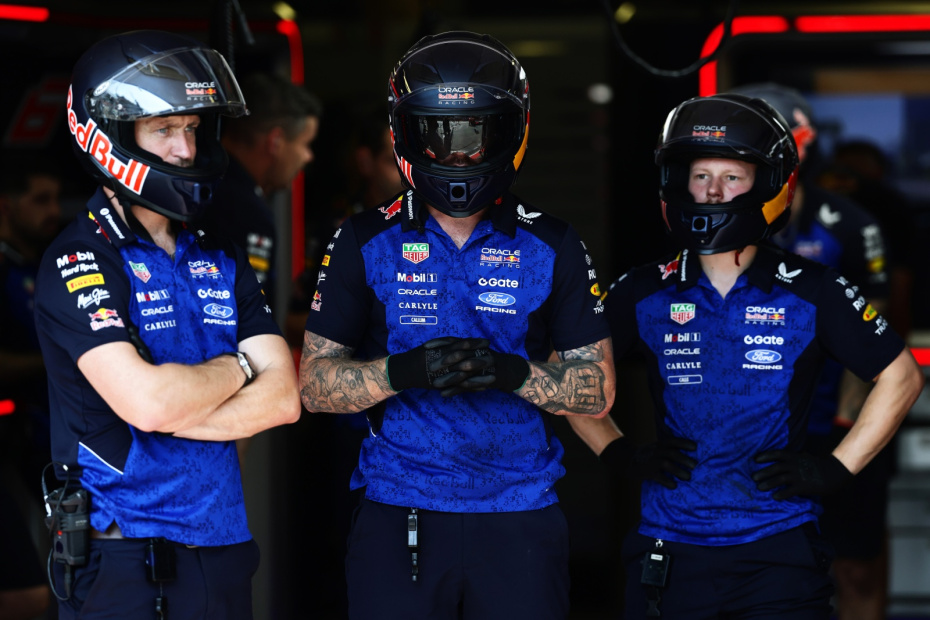 Механики команды Oracle Red Bull Racing в гараже перед свободными заездами Гран-при Азербайджана «Формулы-1» на городской трассе Баку 24 сентября 2026 года