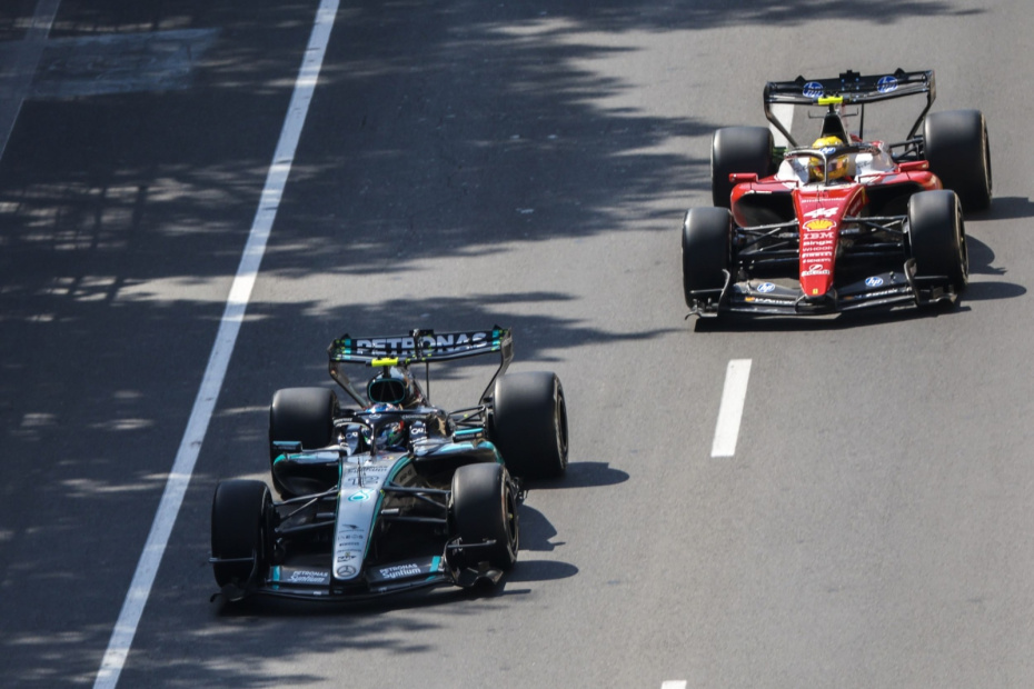 Болиды команд Scuderia Ferrari HP и Mercedes-AMG PETRONAS Formula One Team во время свободных заездов Гран-при Азербайджана «Формулы-1».