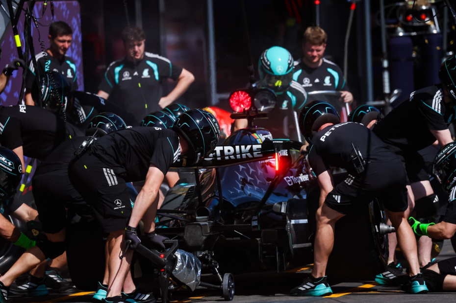 Механики команды Mercedes AMG F1 Team во время пит-стопа болида W17 на Гран-при Азербайджана «Формулы-1» на городской трассе Баку 24 сентября 2026 года