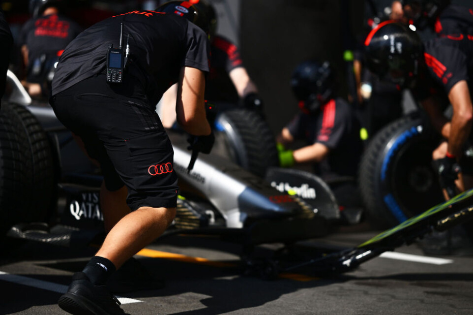 Механики команды Audi Revolut F1 Team во время пит-стопа болида Audi R26 на свободном заезде Гран-при Азербайджана «Формулы-1» на городской трассе Баку 24 сентября 2026 года