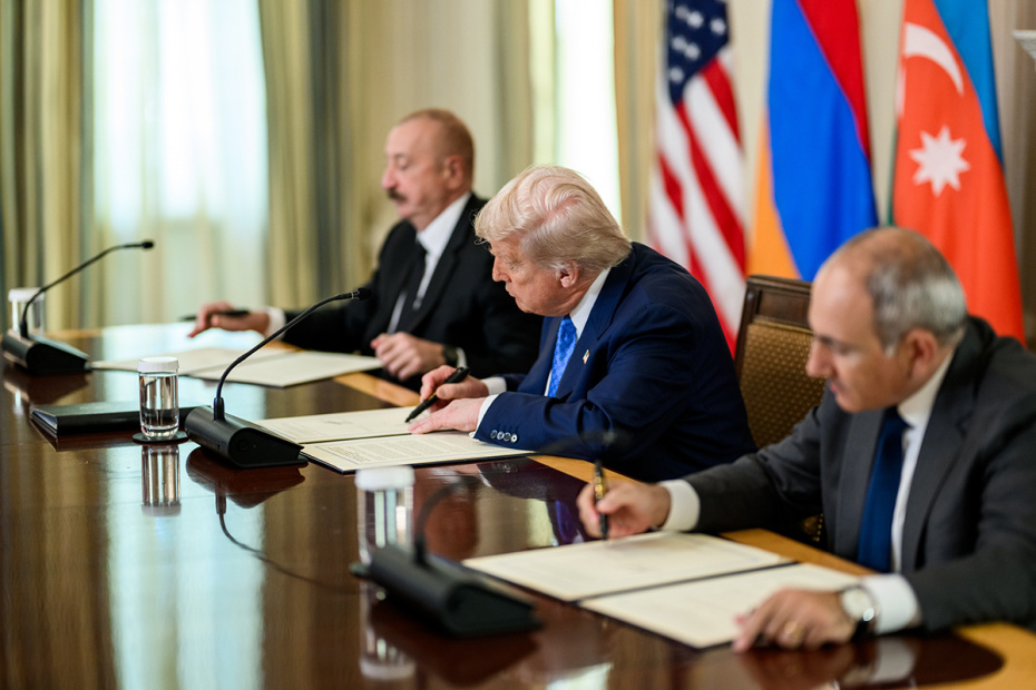 Президент Азербайджана Ильхам Алиев, президент США Дональд Трамп и премьер-министр Армении Никол Пашинян во время подписания мирного соглашения
