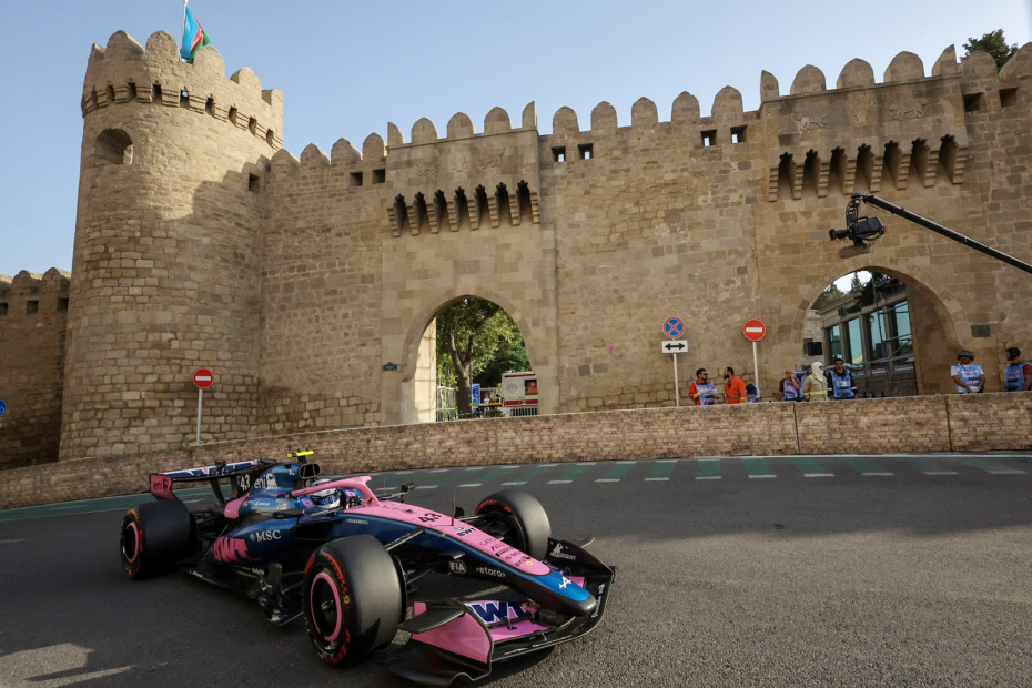 Болид команды BWT Alpine Formula 1 Team во время второго свободного заезда Гран-при Азербайджана «Формулы-1» в Баку