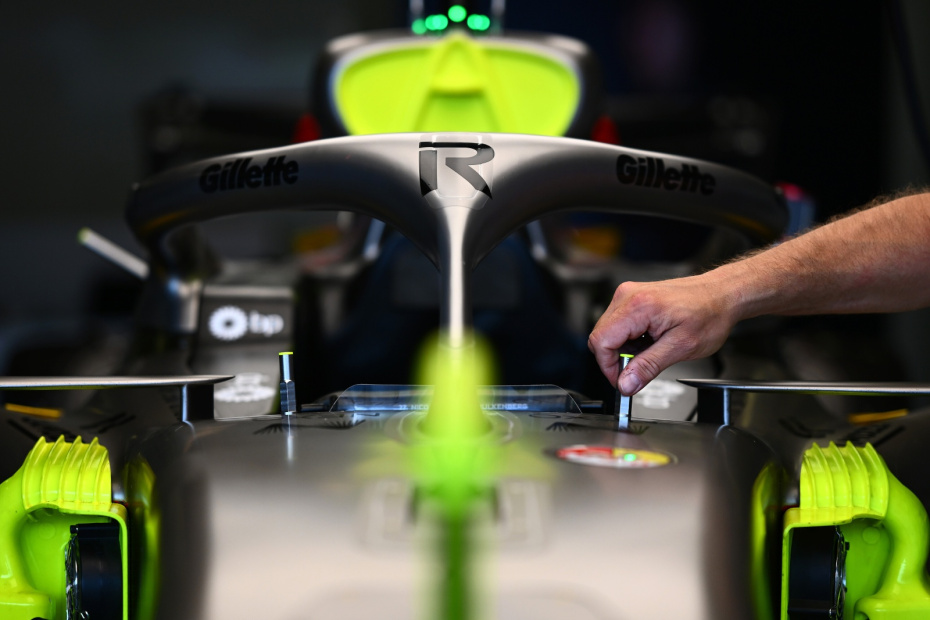 Болид Audi R26 команды Audi Revolut F1 Team в боксе во время Гран-при Азербайджана «Формулы-1» 25 сентября 2026 года