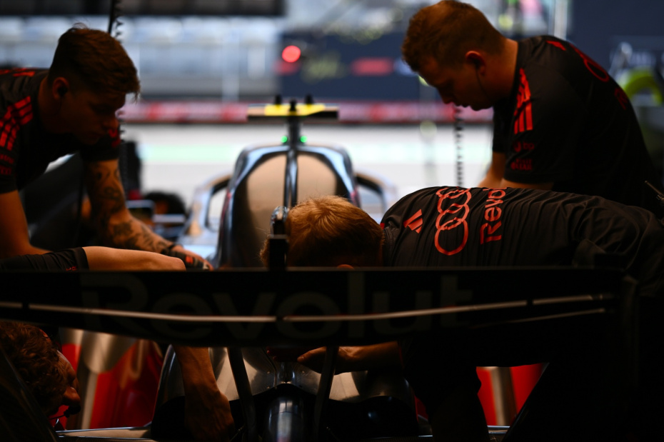 Болид Audi R26 команды Audi Revolut F1 Team в боксе во время Гран-при Азербайджана «Формулы-1» 25 сентября 2026 года