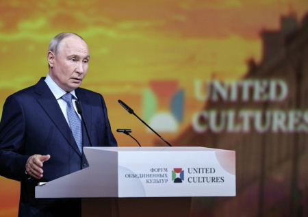 Путин выступил за сохранение «живой истории»