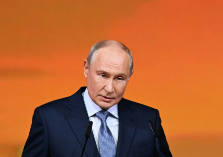 «На столе»: Путин о предложениях по мирному урегулированию на Украине