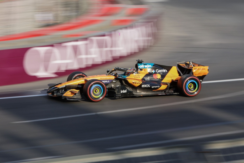 Болид команды McLaren Mastercard F1 Team во время квалификационных заездов Гран-при Азербайджана «Формулы-1» в Баку