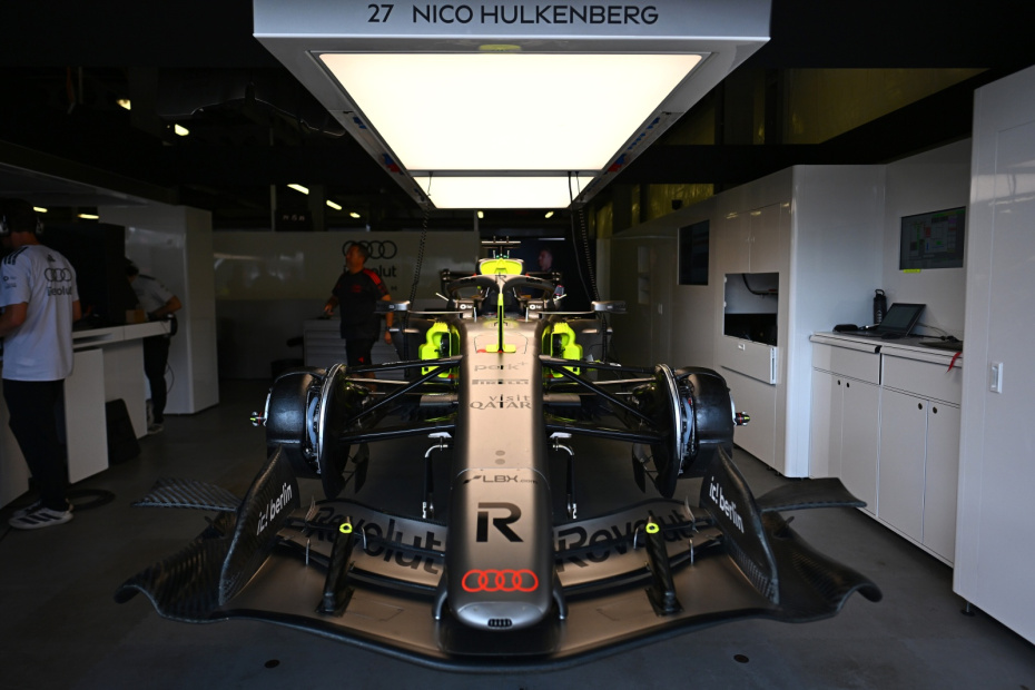 Болид Audi R26 команды Audi Revolut F1 Team в боксе во время Гран-при Азербайджана «Формулы-1» 25 сентября 2026 года