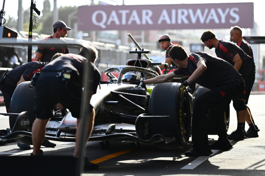 Болид Audi R26 команды Audi Revolut F1 Team на пит-лейне во время Гран-при Азербайджана «Формулы-1» 25 сентября 2026 года