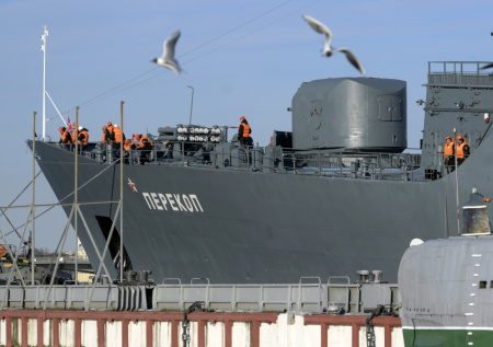 Корабль с курсантами ВМФ прибыл в порт Сейшельских Островов