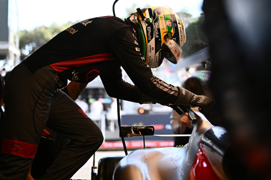 Пилот Габриэл Бортолето у болида Audi R26 команды Audi Revolut F1 Team в боксе во время Гран-при Азербайджана «Формулы-1» 25 сентября 2026 года